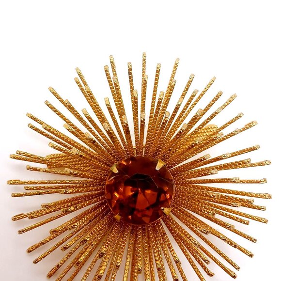 Sarah Coventry Brooch Gold Tone Metal Starburst Amber Rhinestone Center Vintage - Picture 2 of 10